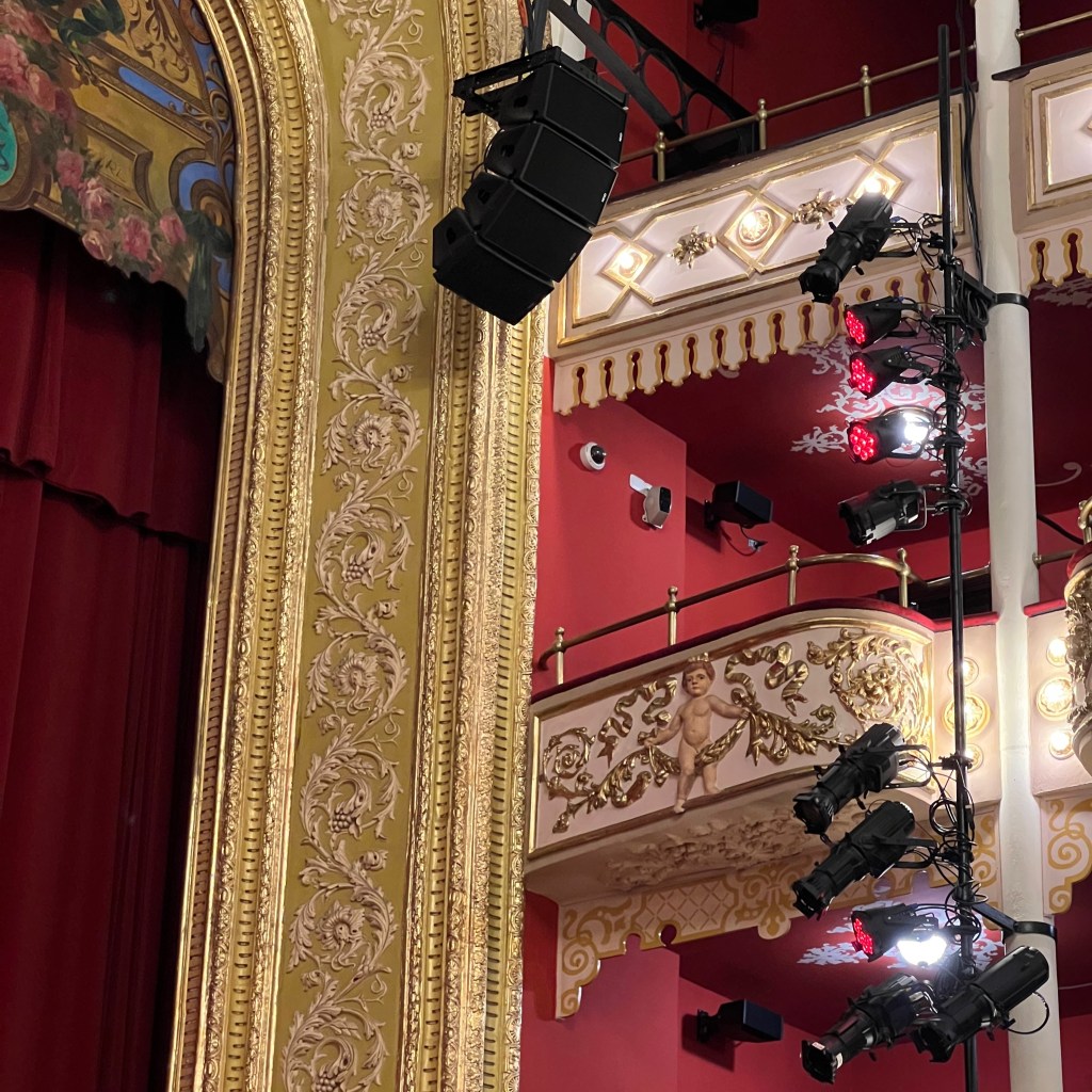 Benjamin Cedeno Benjamín Cedeño La gente no solo llega tarde al teatro